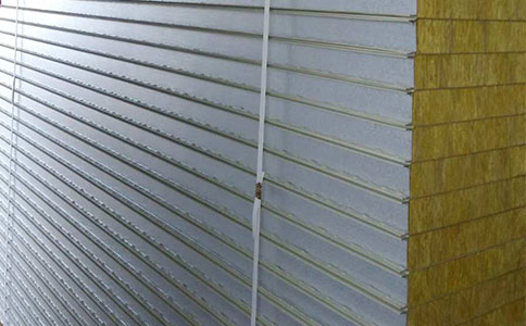 你知道聚氨酯雙封邊巖棉夾芯板的優(yōu)勢嗎？